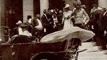 Эрцгерцог Фердинанд с женой покидают сараевскую ратушу