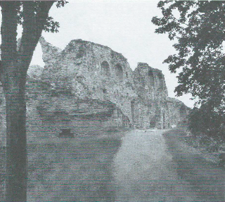 Развалины на въезде в замок Кокенгауз