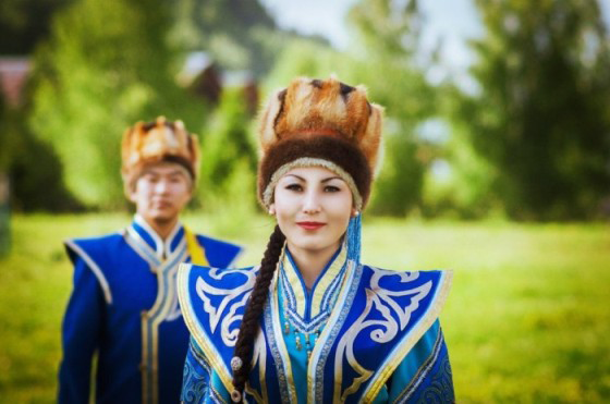 Алтайцы в национальных костюмах